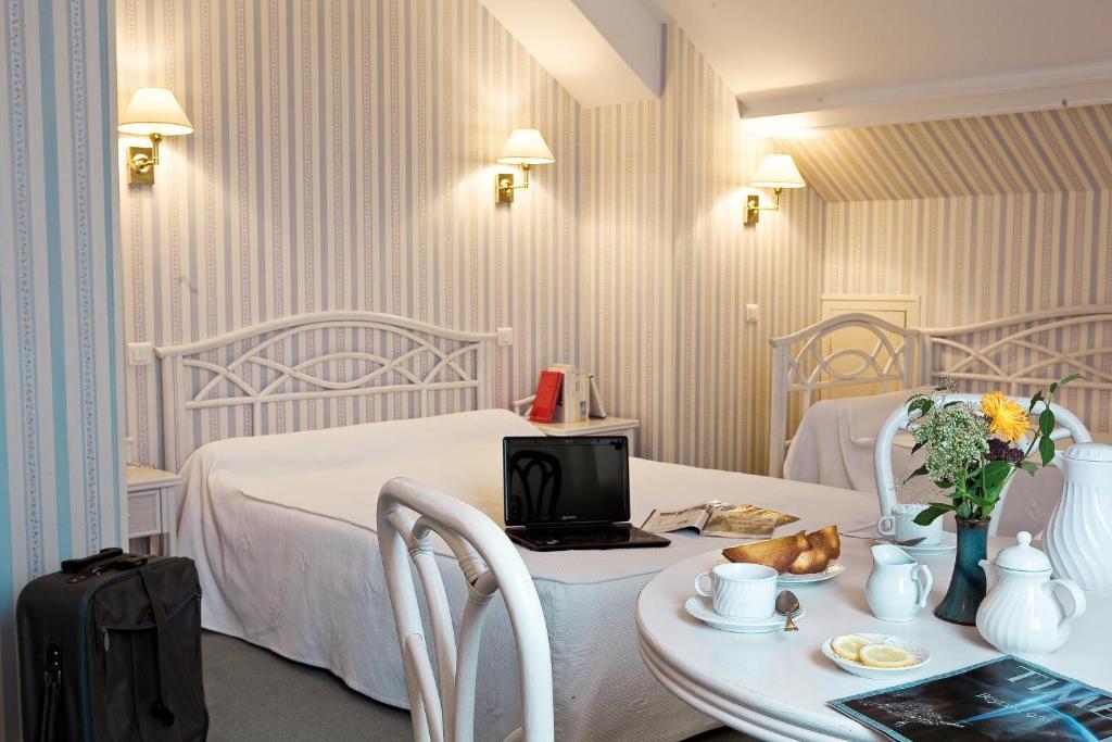 Logis Hotel Du Pont Neuf Le Veurdre Oda fotoğraf