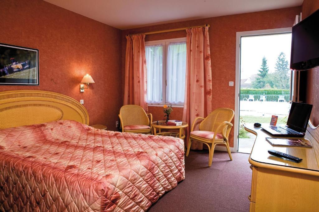 Logis Hotel Du Pont Neuf Le Veurdre Oda fotoğraf