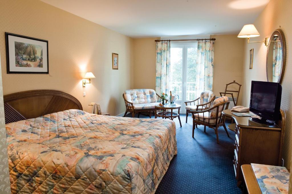 Logis Hotel Du Pont Neuf Le Veurdre Oda fotoğraf