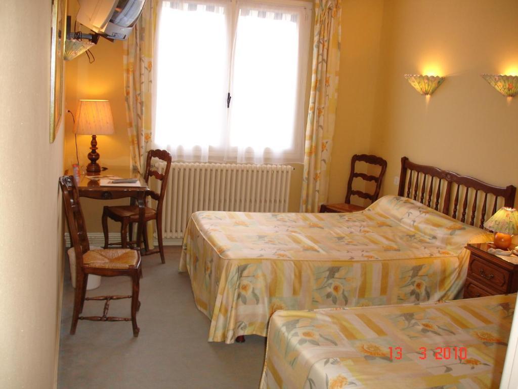 Logis Hotel Du Pont Neuf Le Veurdre Oda fotoğraf